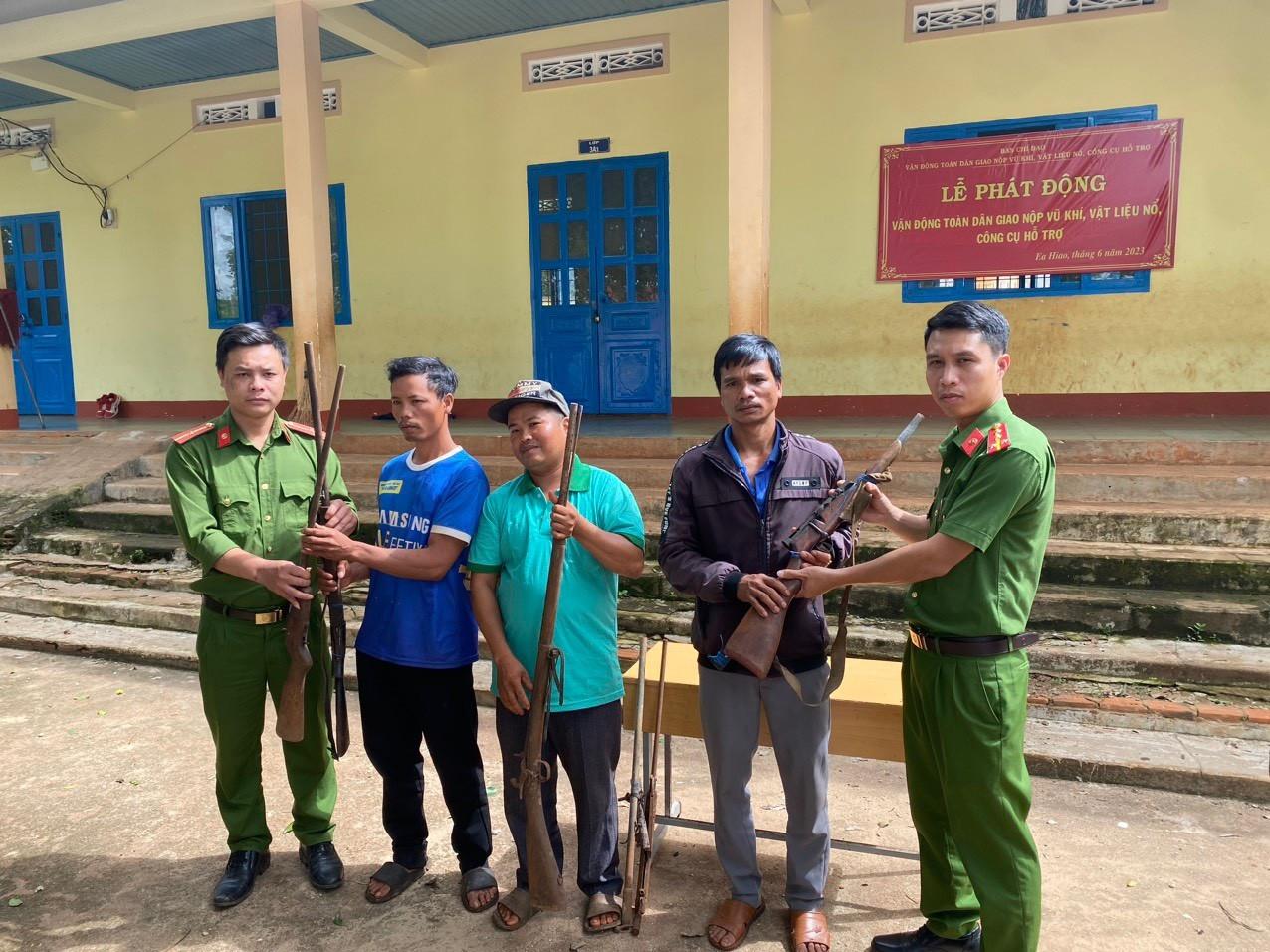 ảnh giao nộp vũ khí